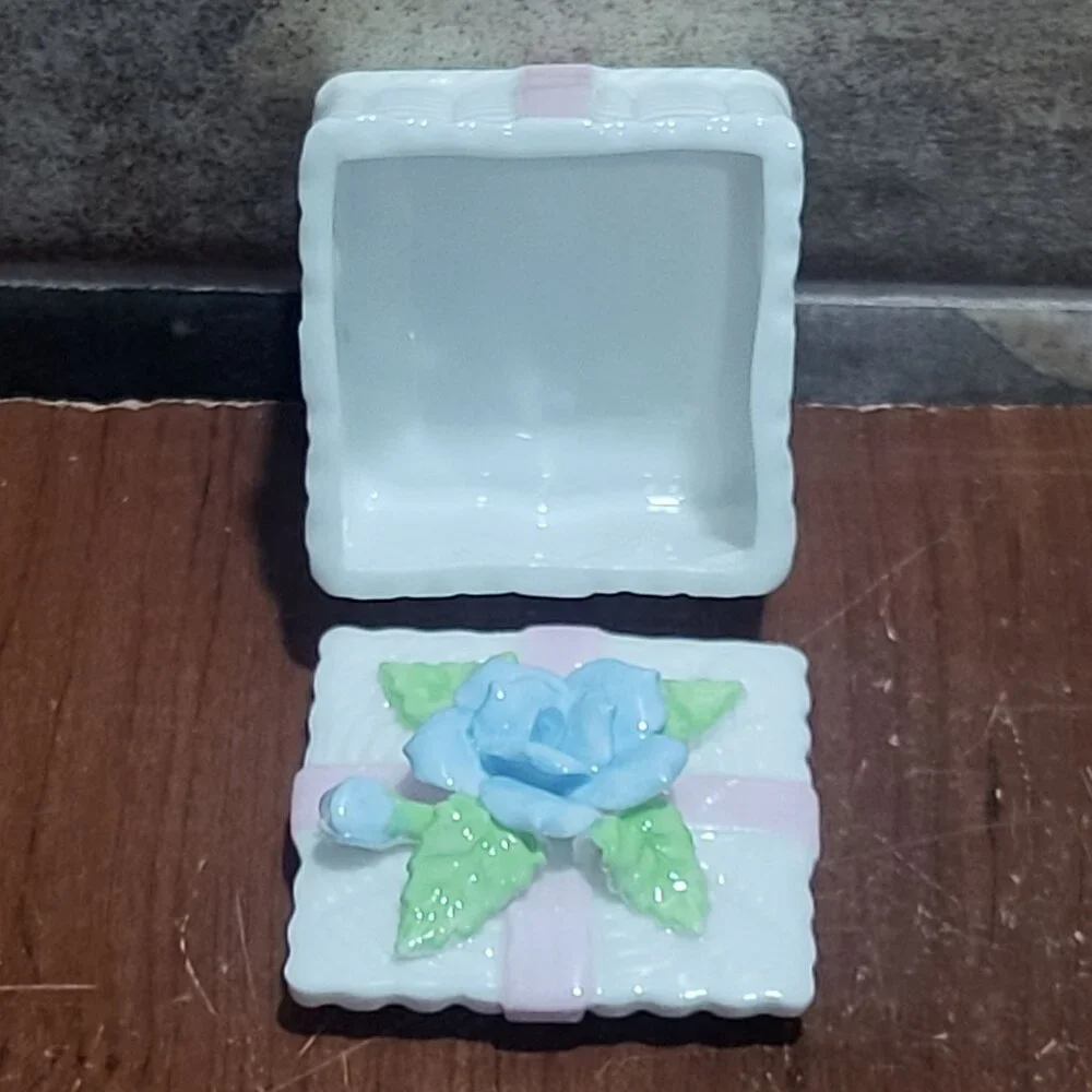 Vintage Mini Porcelain Trinket Box White Basket Weave Pattern Rose Lid